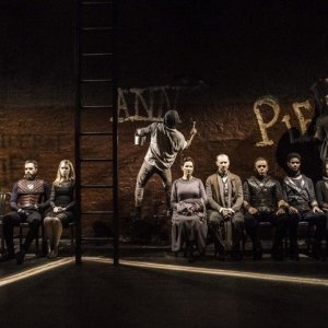 Coriolanus: una scena di gruppo del dramma con Tom Hiddleston
