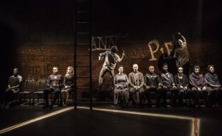 Coriolanus: una scena di gruppo del dramma con Tom Hiddleston