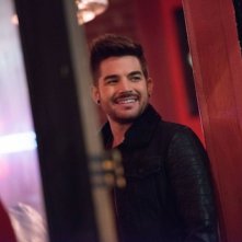 Glee: Adam Lambert in una scena dell'episodio New New York