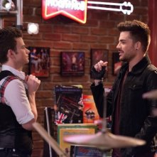 Glee: Chris Colfer e Adam Lambert in una scena dell'episodio New New York