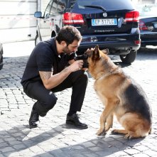 Rex 7: Francesco Arca con Rex in una foto di scena della serie