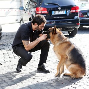 Rex 7: Francesco Arca con Rex in una foto di scena della serie