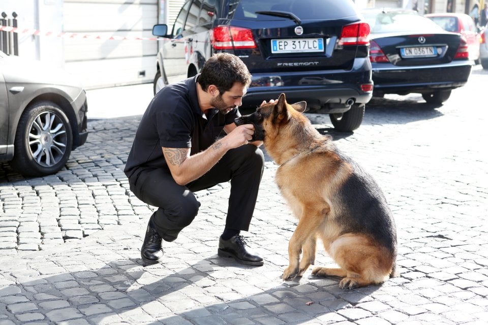 Rex 7: Francesco Arca con Rex in una foto di scena della serie