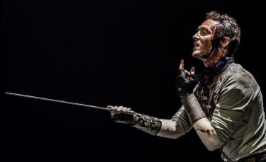 Tom Hiddleston in una delle più impressionanti scene di Coriolanus