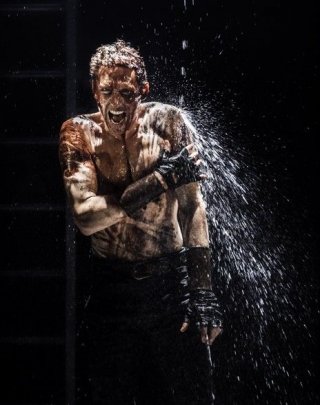 Tom Hiddleston in una delle più significative scene di Coriolanus