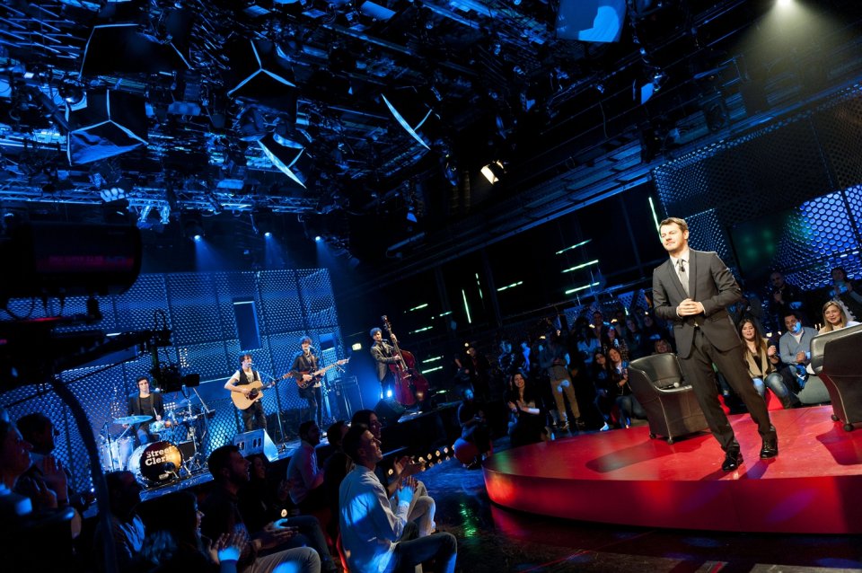 Alessandro Cattelan in un momento del talk show E poi c'è Cattelan
