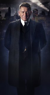 Gotham: immagine promozionale della serie con Sean Pertwee nel ruolo di Alfred Pennyworth