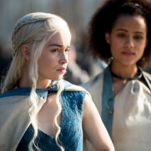 Il trono di spade: Emilia Clarke e Nathalie Emmanuel nell'episodio Breaker of Chains