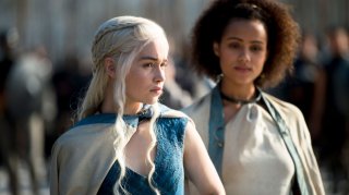 Il trono di spade: Emilia Clarke e Nathalie Emmanuel nell'episodio Breaker of Chains