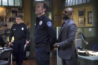 Arrow: Paul Blackthorne e Adrian Holmes in una scena dell'episodio Deathstroke