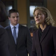 Arrow: Stephen Amell con Susanna Thompson in una scena dell'episodio Deathstroke
