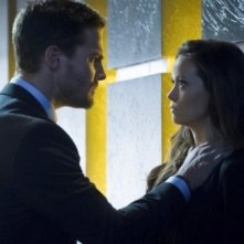 Arrow: Stephen Amell e Summer Glau in un momento dell'episodio Deathstroke