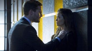 Arrow: Stephen Amell e Summer Glau in un momento dell'episodio Deathstroke