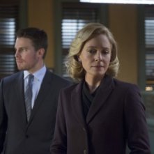 Arrow: Stephen Amell e Susanna Thompson in una scena dell'episodio Deathstroke