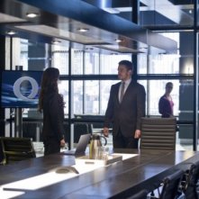 Arrow: Stephen Amell insieme a Summer Glau in una scena dell'episodio Deathstroke