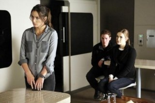 Agents of S.H.I.E.L.D.: Chloe Bennet, Iain De Caestecker ed Elizabeth Henstridge nell'episodio Turn, Turn, Turn