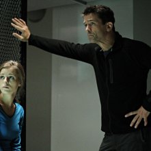 Helix: Jordan Hayes e Billy Campbell in una scena dell'episodio Vector della prima stagione