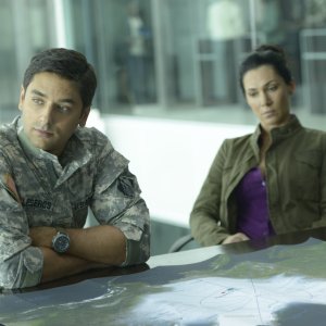 Helix: Mark Ghanimé e Kyra Zagorsky nel primo episodio della serie