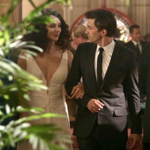 Revenge: Olivier Martinez e Madeleine Stowe in una scena dell'episodio Addiction, della terza stagione