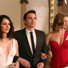 Revenge: Olivier Martinez, Emily VanCamp e Madeleine Stowe in una scena dell'episodio Addiction, della terza stagione