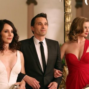 Revenge: Olivier Martinez, Emily VanCamp e Madeleine Stowe in una scena dell'episodio Addiction, della terza stagione