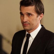 Revenge: Olivier Martinez in una scena dell'episodio Addiction, della terza stagione