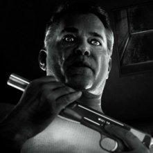 Sin City - Una donna per cui uccidere: un primo piano di Ray Liotta con Josh Brolin sullo sfondo