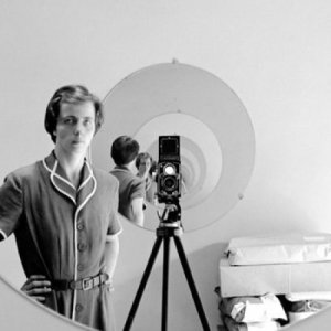Alla ricerca di Vivian Maier: un'immagine della famosa fotografa in una scena del documentario