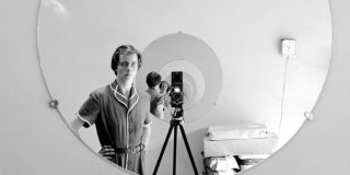 Alla ricerca di Vivian Maier: un'immagine della famosa fotografa in una scena del documentario