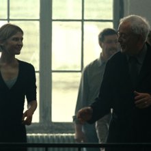 Mister Morgan: Michael Caine a scuola di ballo da Clémence Poésy in una scena del film