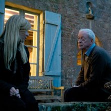 Mister Morgan: Michael Caine chiacchiaera teneramente con Clémence Poésy in una scena