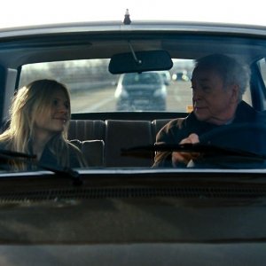 Mister Morgan: Michael Caine in auto insieme a Clémence Poésy in una scena