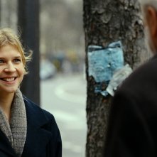 Mister Morgan: Michael Caine (di spalle) insieme a Clémence Poésy in una scena