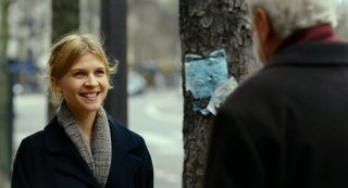 Mister Morgan: Michael Caine (di spalle) insieme a Clémence Poésy in una scena