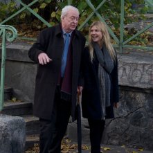 Mister Morgan: Michael Caine passeggia con Clémence Poésy in una scena