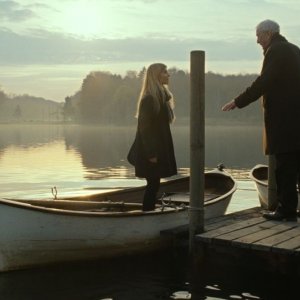 Mister Morgan: Michael Caine sul lago con Clémence Poésy in una scena