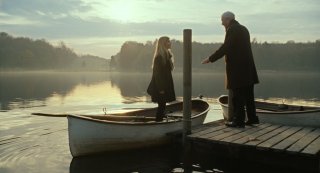 Mister Morgan: Michael Caine sul lago con Clémence Poésy in una scena