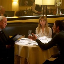 Mister Morgan: Michael Caine con Clémence Poésy e Justin Kirk durante una cena chiarificatrice