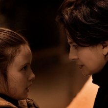 Nessuno mi pettina bene come il vento: Laura Morante insieme ad Andreea Denisa Savin in una scena del film