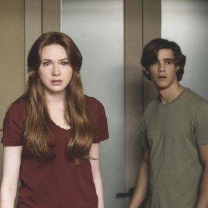 Oculus: Brenton Thwaites con Karen Gillan in una scena