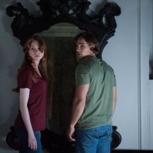 Oculus: Brenton Thwaites e Karen Gillan in una scena dell'horror