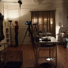 Oculus: Brenton Thwaites e Karen Gillan posizionano le telecamere in una scena del film