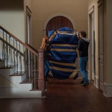 Oculus: Brenton Thwaites insieme a Karen Gillan in un momento dell'horror