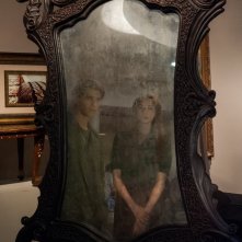 Oculus: Brenton Thwaites insieme a Karen Gillan riflessi nello specchio in una scena del film