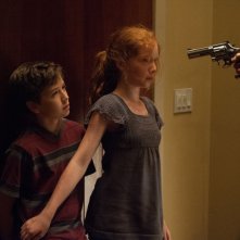 Oculus: Garrett Ryan insieme a Annalise Basso minacciati in una drammatica scena del film