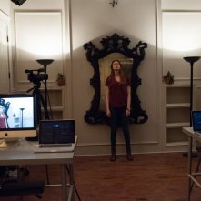 Oculus: Karen Gillan in una scena fa un esperimento con lo specchio stregato