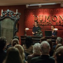 Oculus: lo specchio del maleficio venduto all'asta in una scena del film