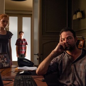 Oculus: Rory Cochrane in una scena con i piccoli Garrett Ryan e Annalise Basso