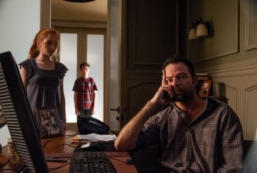 Oculus: Rory Cochrane in una scena con i piccoli Garrett Ryan e Annalise Basso