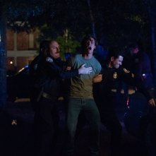 Oculus: Brenton Thwaites in una concitata scena del film